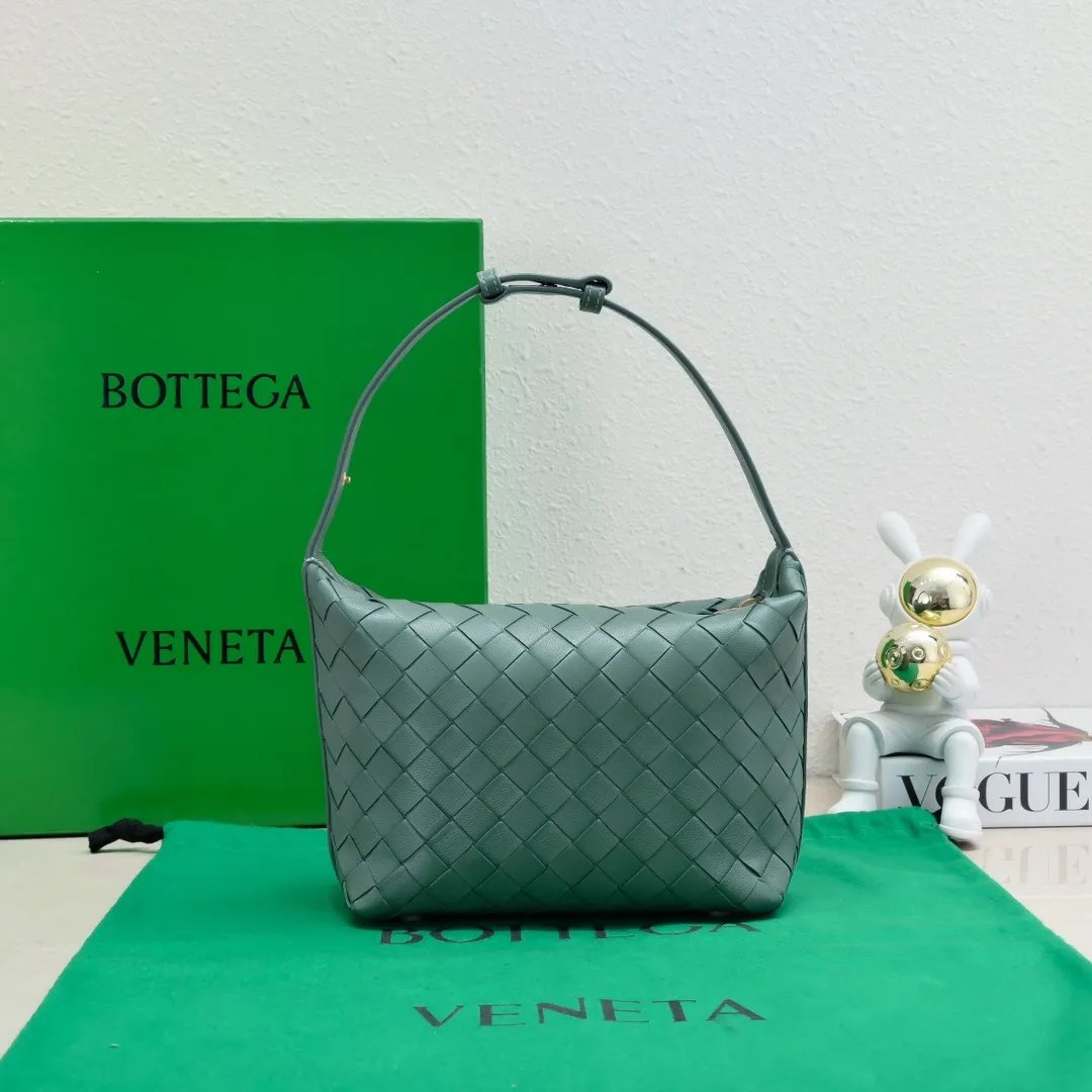 Batch 1360 #BvWallace Shoulder Lunch Bag 🔥 A lunch box bag that you can just grab and go. It is made of classic intrecciato weaving technology and reflects the craftsmanship of Bottega. The entire bag is made of top-grade happa lambskin. It is very soft and lightweight. The small bag shape is cute and exquisite. The interior capacity is also very large and can be carried under the arm. It is quite practical! The bottom of the bag is made of gold metal to prevent wear and tear. The details are really good! Choose this elegant commuting bag for Zaoba people~ Size: 22x13x9.5, model number; 7748#